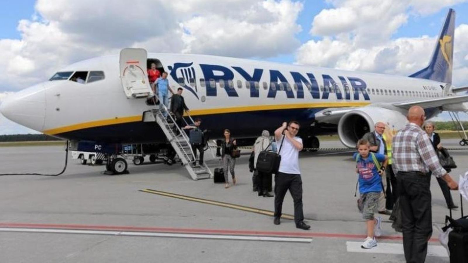 Condemnen Ryanair per cobrar un suplement a una passatgera amb bossa i maleta