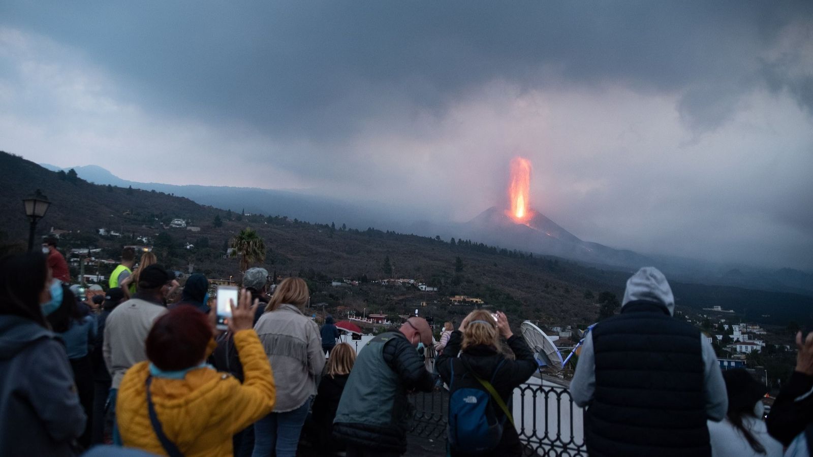 Un grup de turistes observa l'erupció del volcà Cumbre Vieja des del mirador de Tajuya