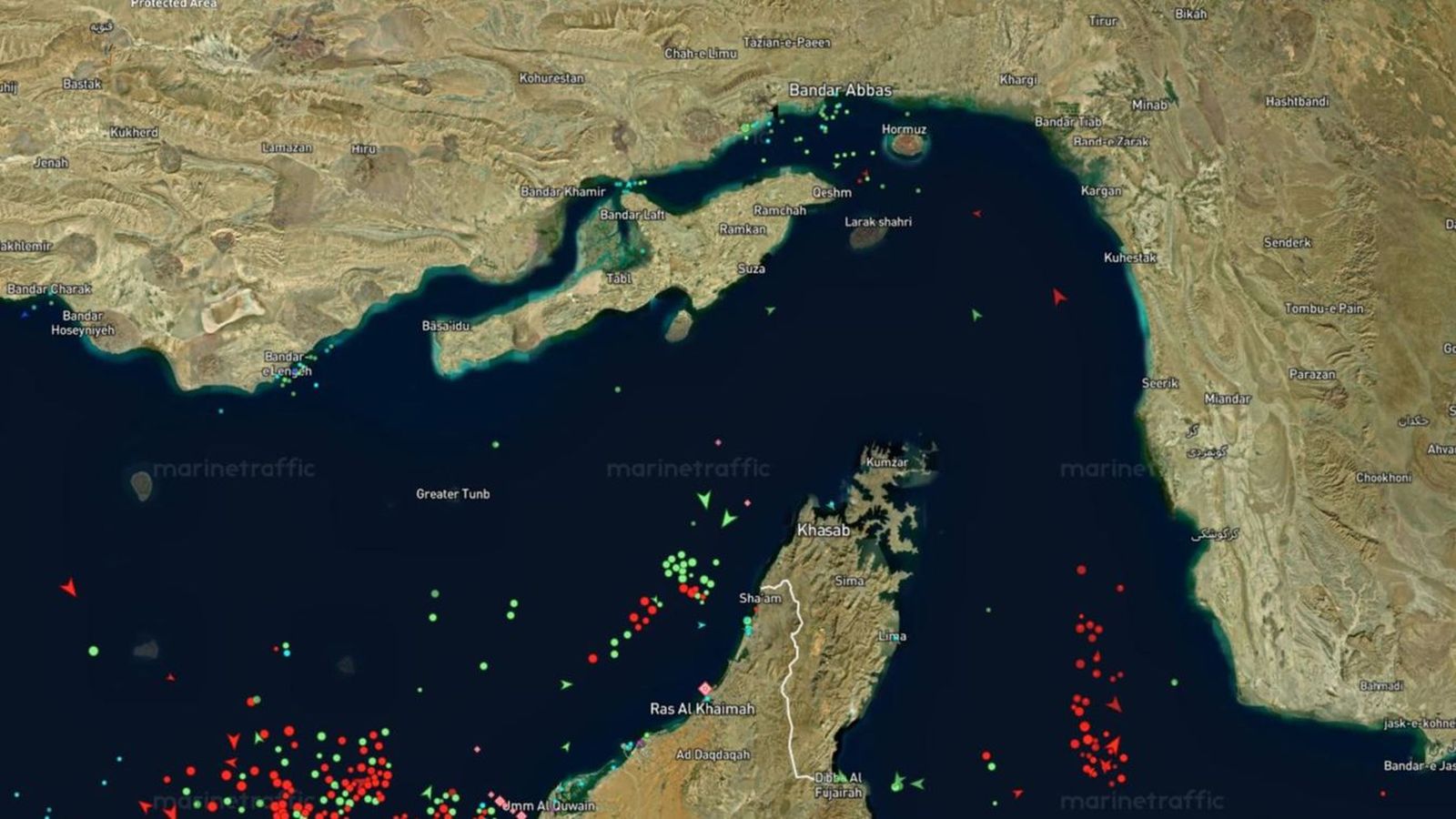 Embarcacions transitant l'estret d'Ormuz, este divendres 