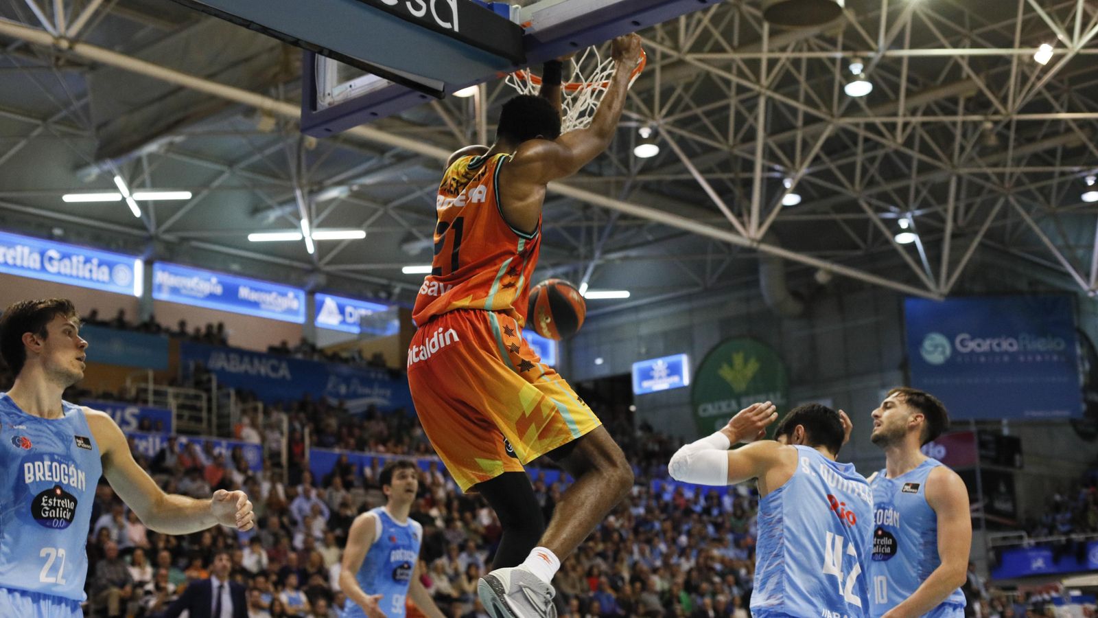 Kyle Alexander es penja d'una anella del Pazo dos Deportes de Lugo