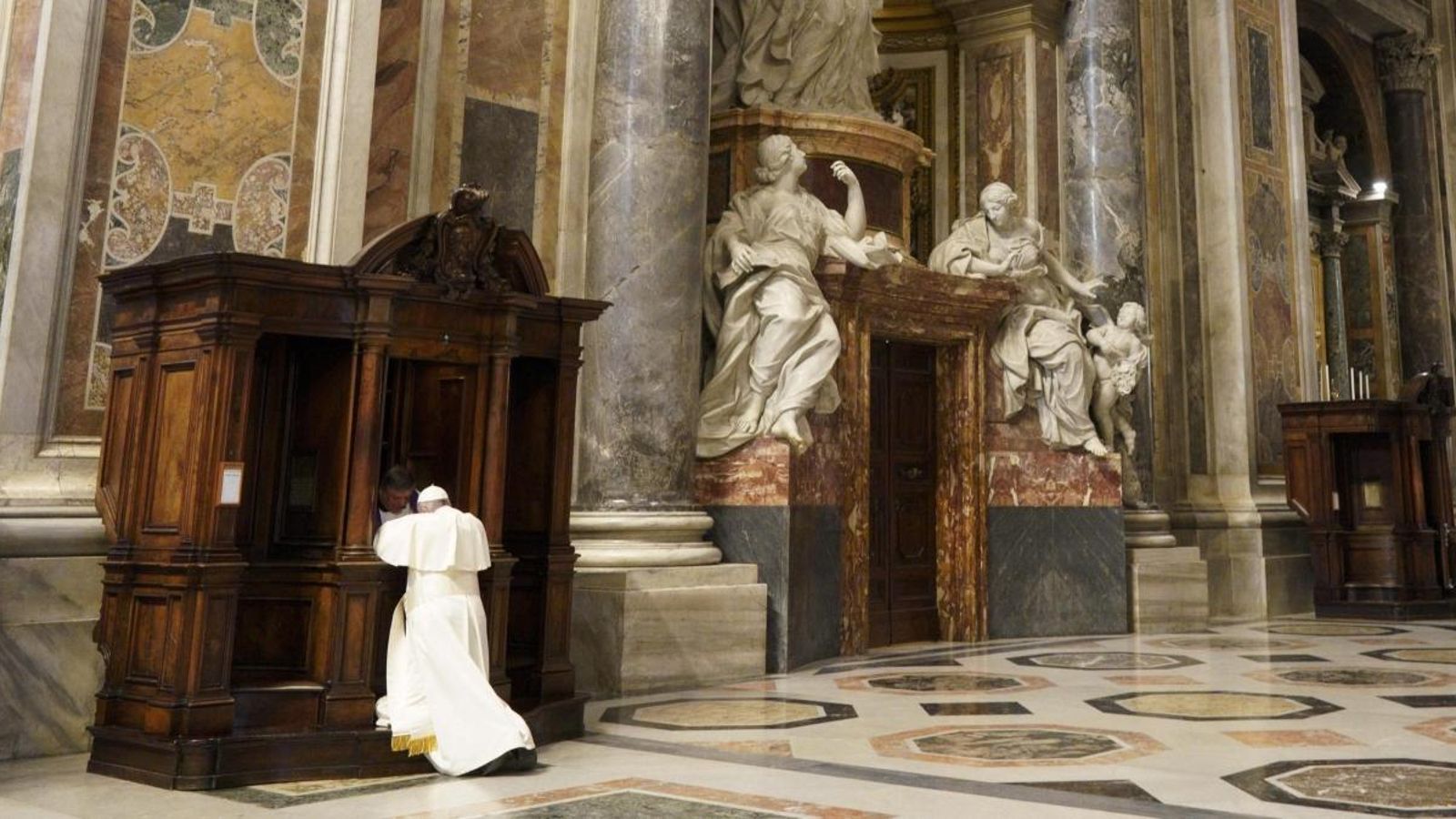El papa Francesc s'ha confessat després de presidir la missa penitencial a la basílica de Sant Pere del Vaticà