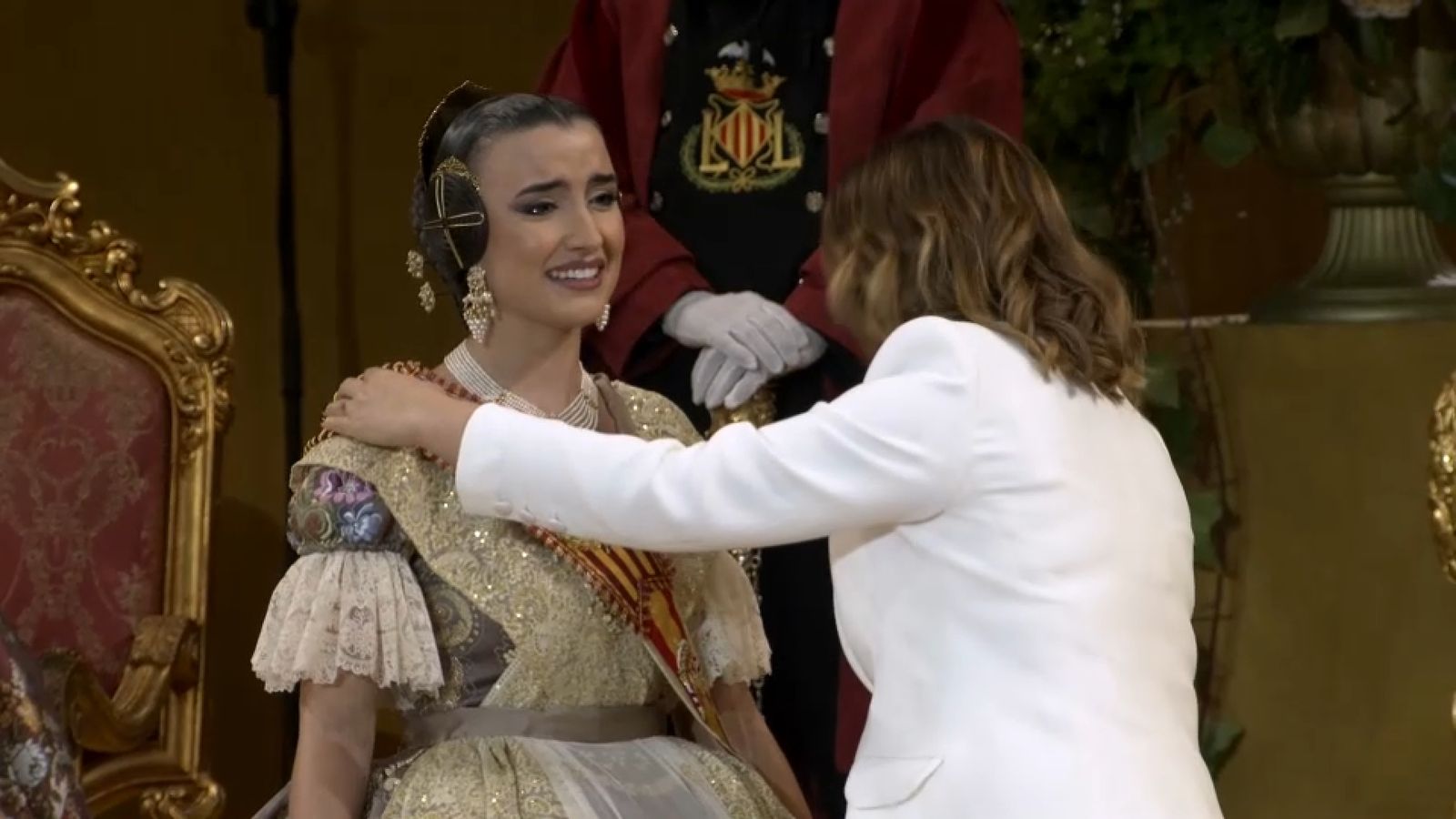 Imposició de la banda a Carmen Prades per part de l'alcaldessa de València María José Catalá