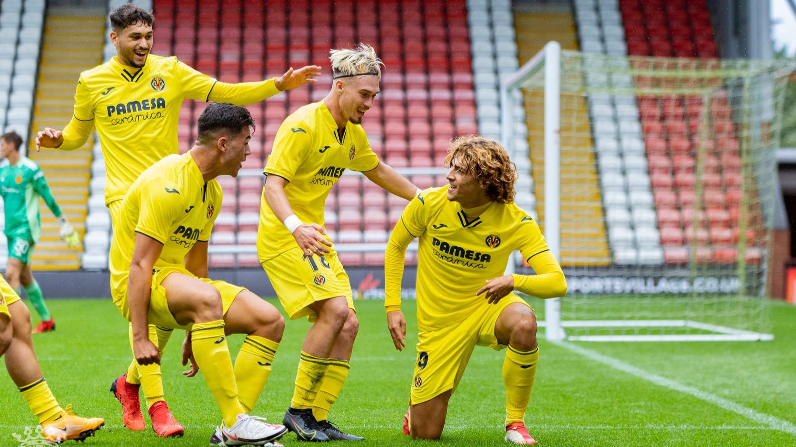 Els jugadors del Vila-real juvenil celebren un gol