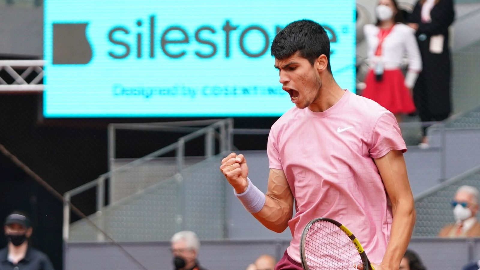 El tenista murcià, Carlos Alcaraz accedeix a la segona ronda del Mutua Madrid Open
