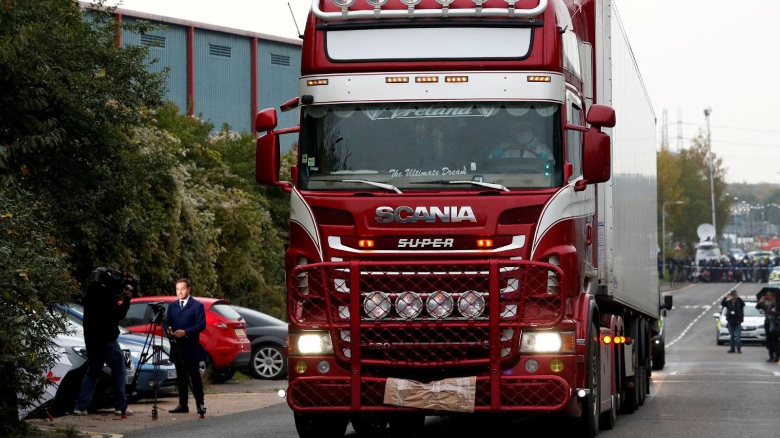 La policia mou el contenidor del camió on es van descobrir els cossos a Essex (Regne Unit) el 23 d'octubre