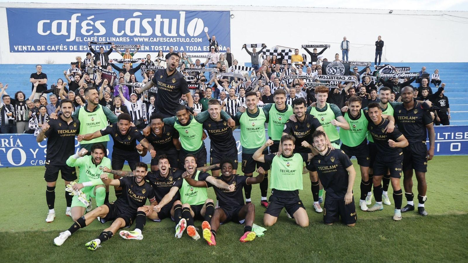 Els jugadors del Castelló celebren el triomf Els jugadors del Castelló celebren el triomf