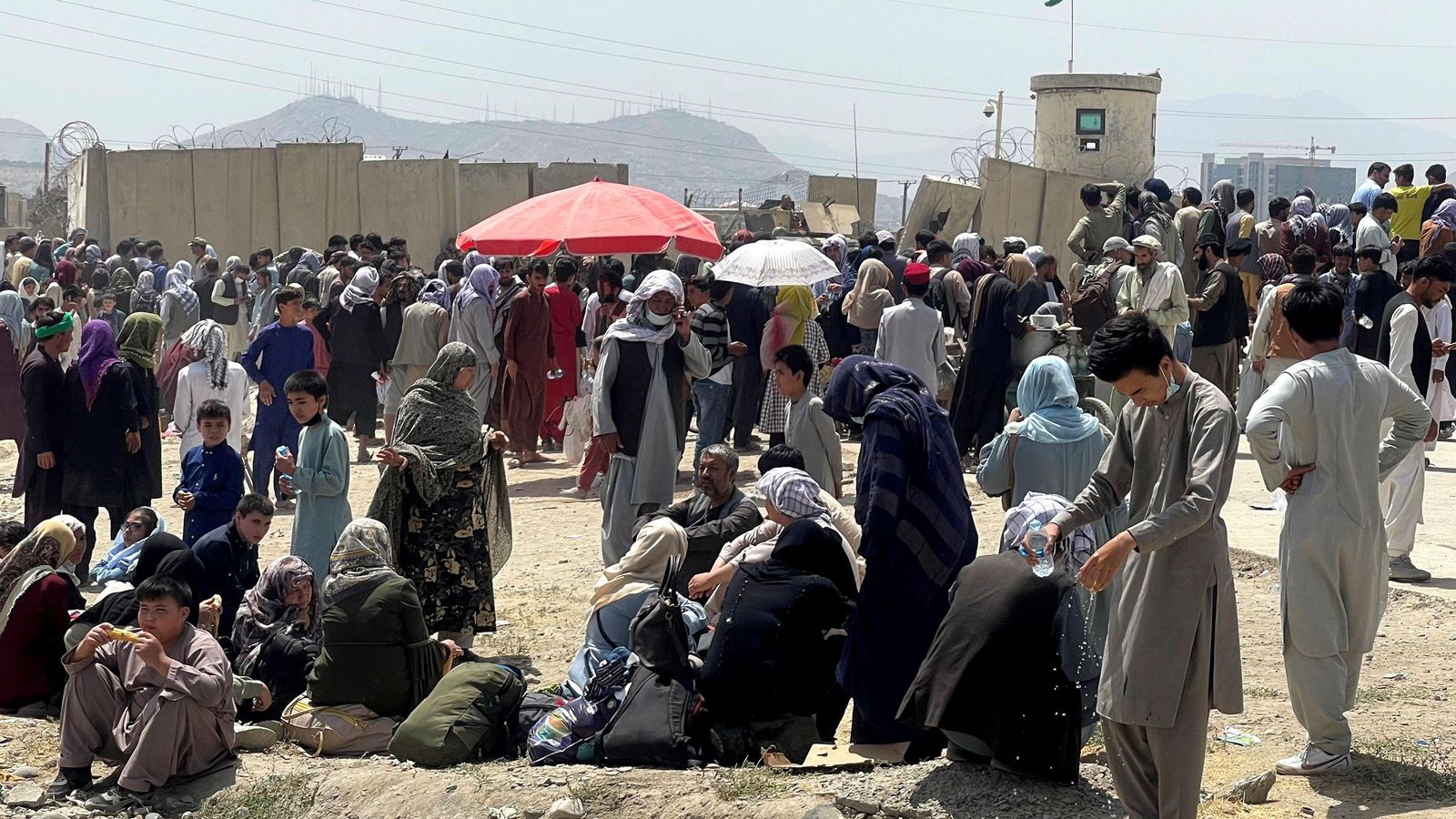 Cues a l'aeroport internacional de Kabul