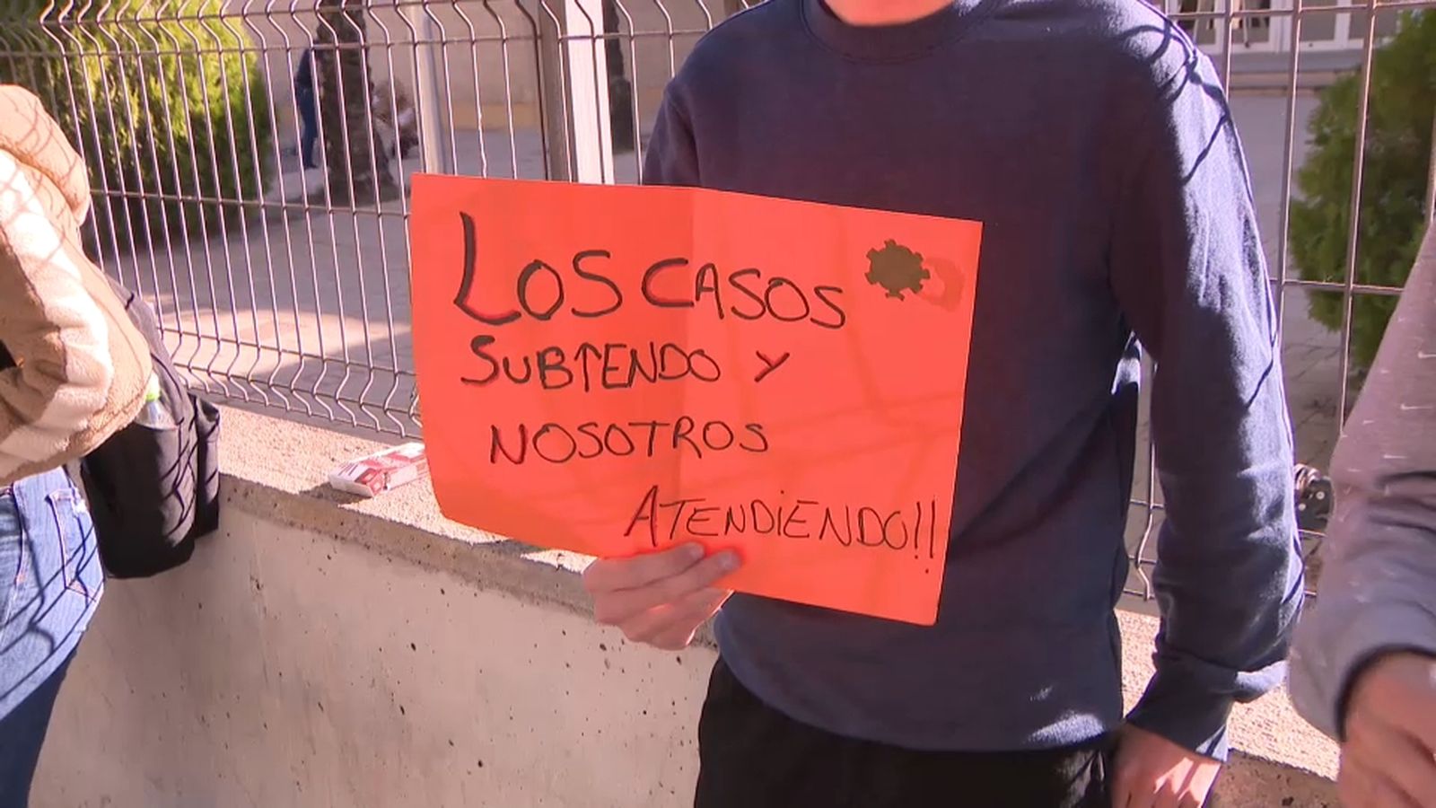 Un estudiant mostra un cartell de protesta davant d'un institut