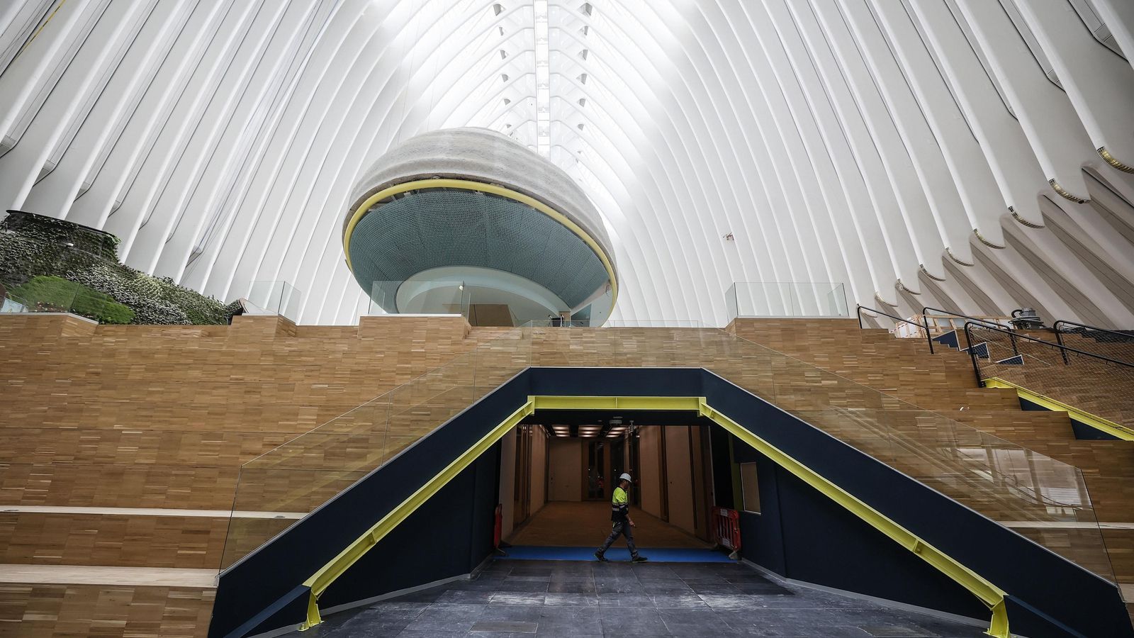 Imatge de l'interior del CaixaForum València durant les obres de condicionament