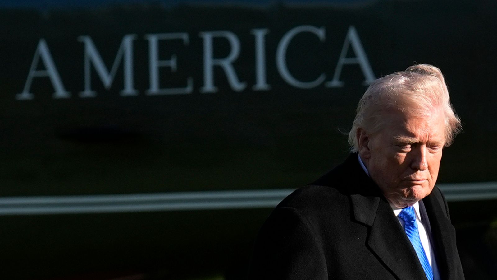 El president dels Estats Units, Donald Trump, camina pel jardí de la Casa Blanca en tornar a Washington DC, en una imatge d'arxiu EFE/EPA/Yuri Gripas / POOL