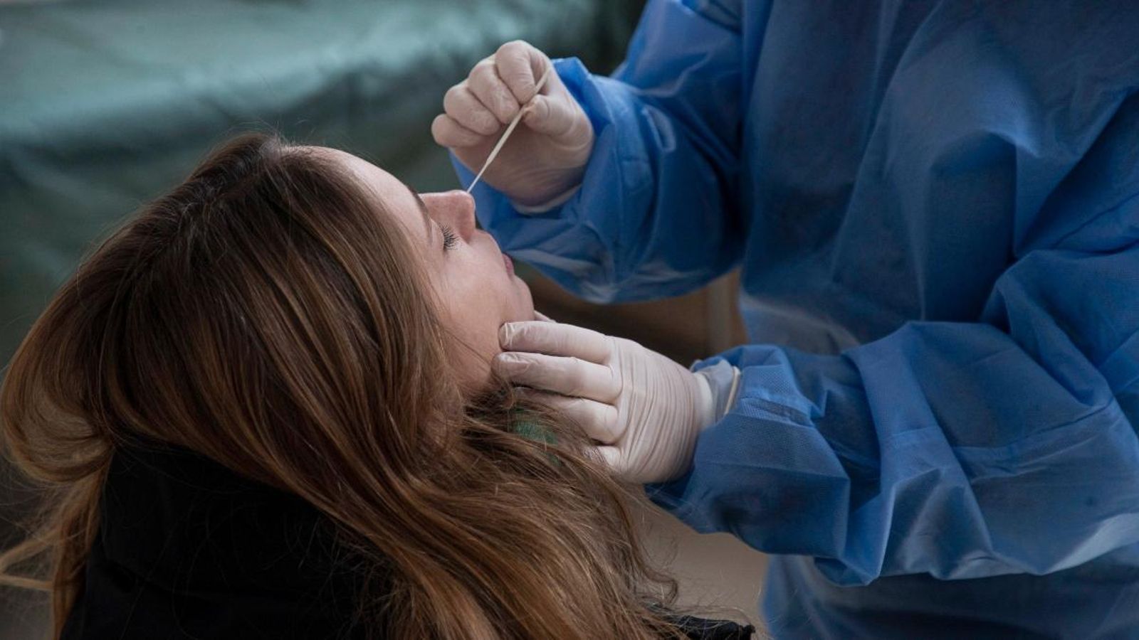 Sanitari realitza una prova PCR de diagnòstic de coronavirus