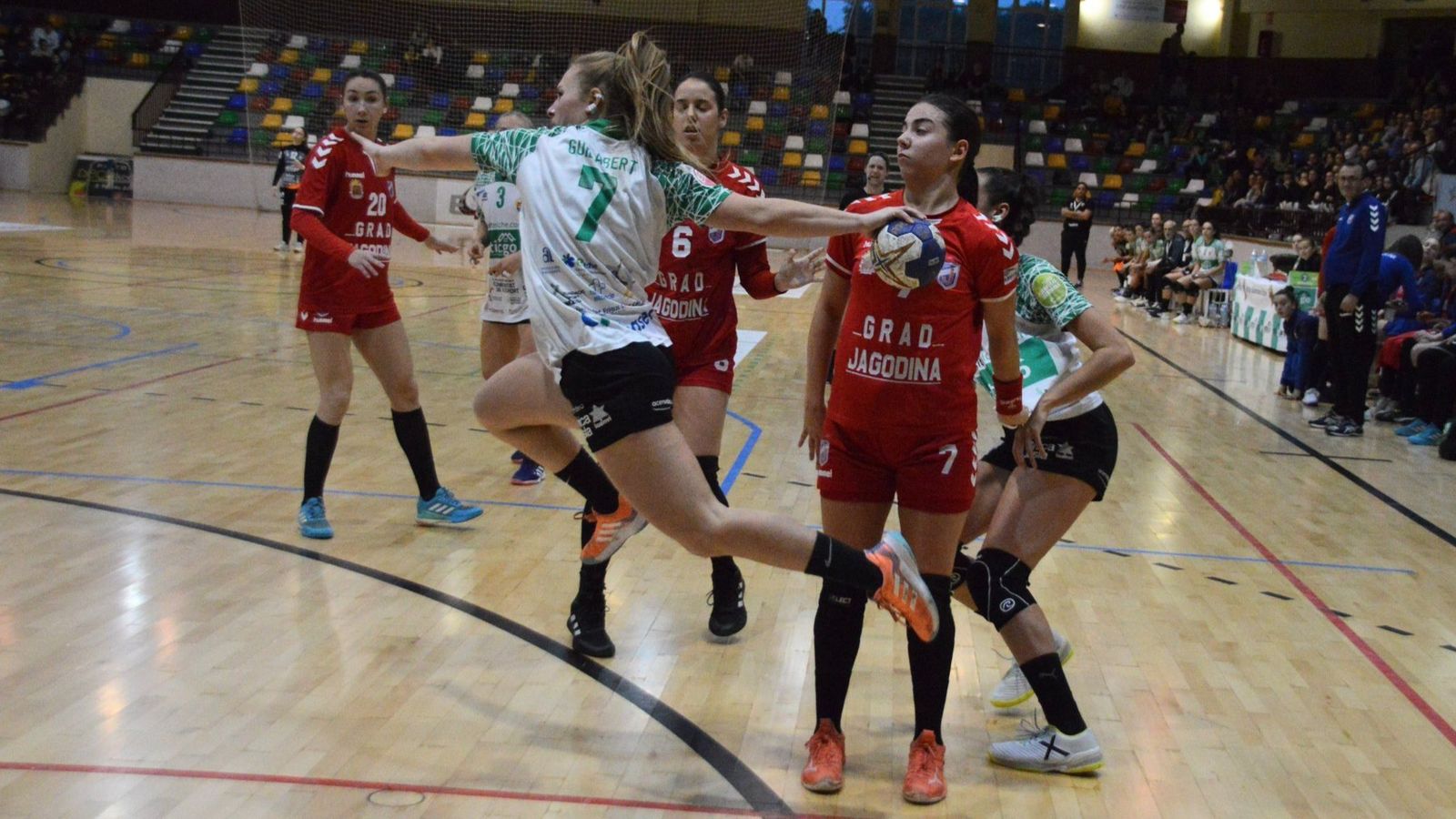 Celia Guilabert, en una acció del partit