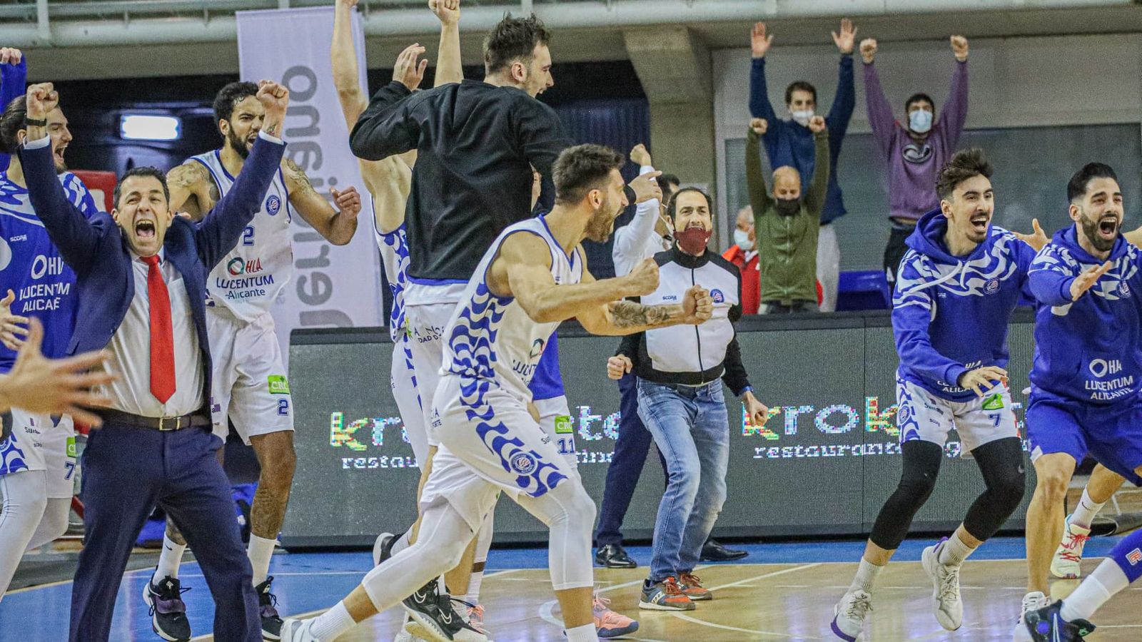 Els jugadors de l'HLA Alacant celebren la victòria contra l'Almansa