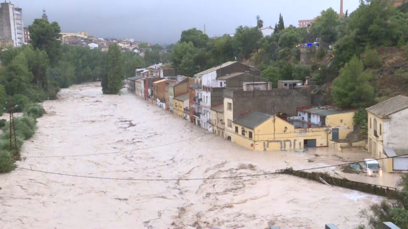 El riu Clariano es va desbordar al seu pas pel barri de Cantereria d'Ontinyent.