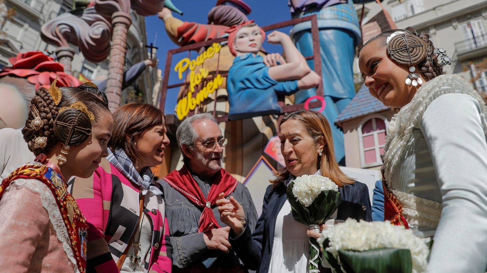 Ana Pastor i Isabel Bonig, durant la seua visita a les Falles