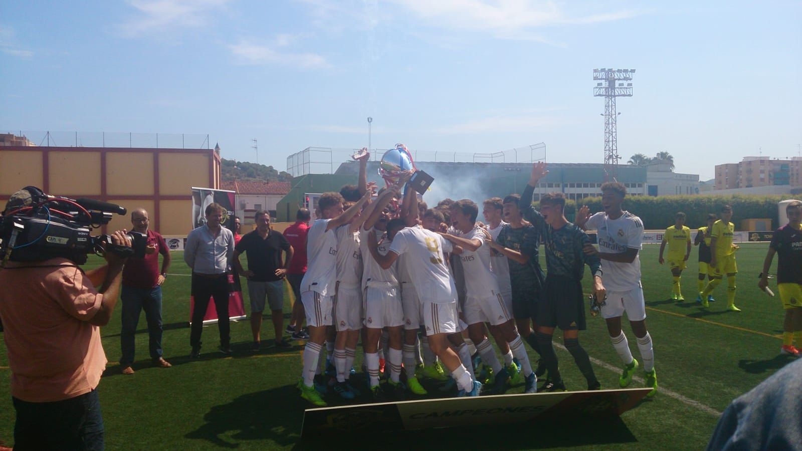 Els jugadors del Reial Madrid celebren el triomf