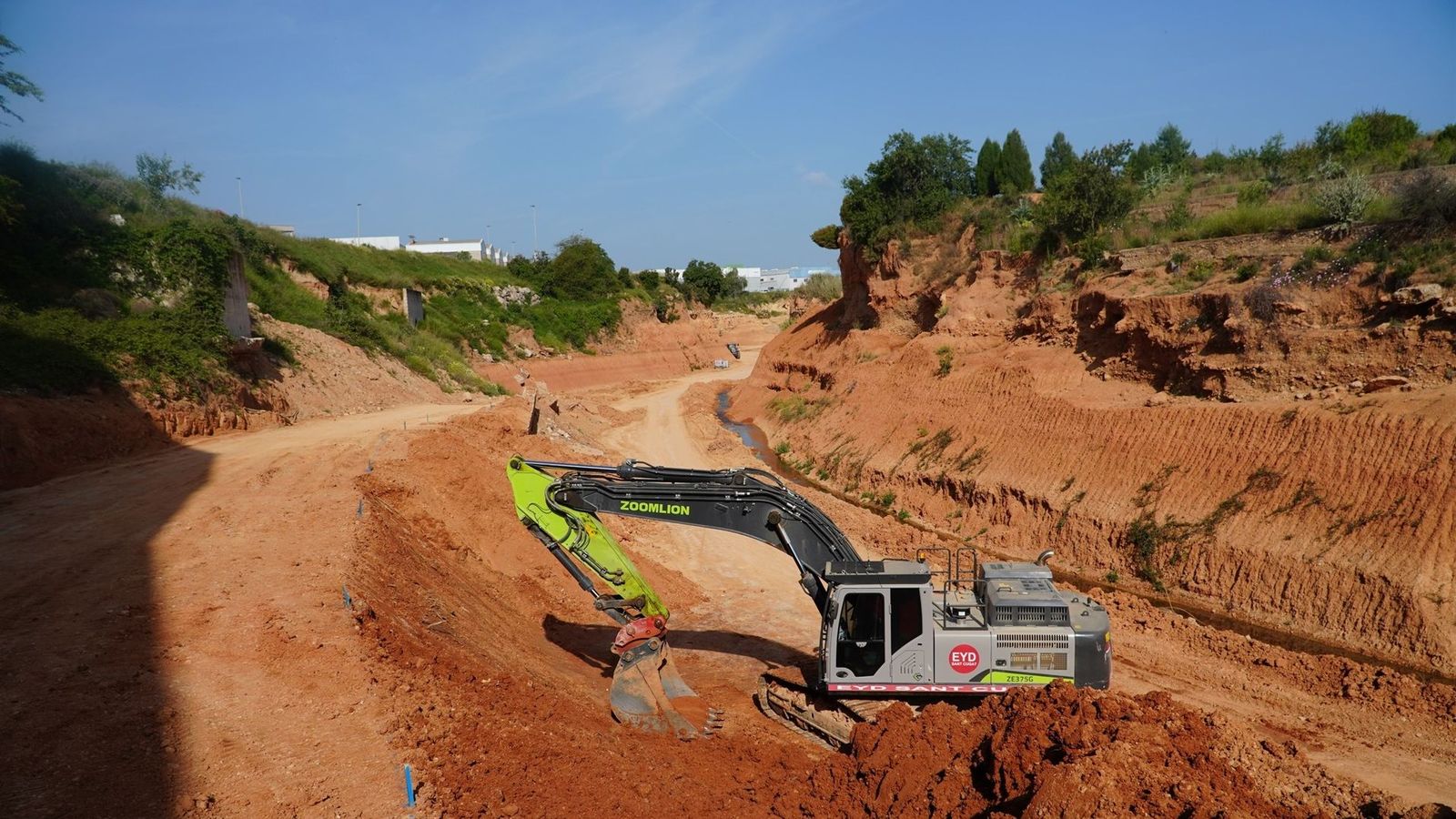 Maquinària treballant per a adequar el llit del barranc de Poio a Torrent