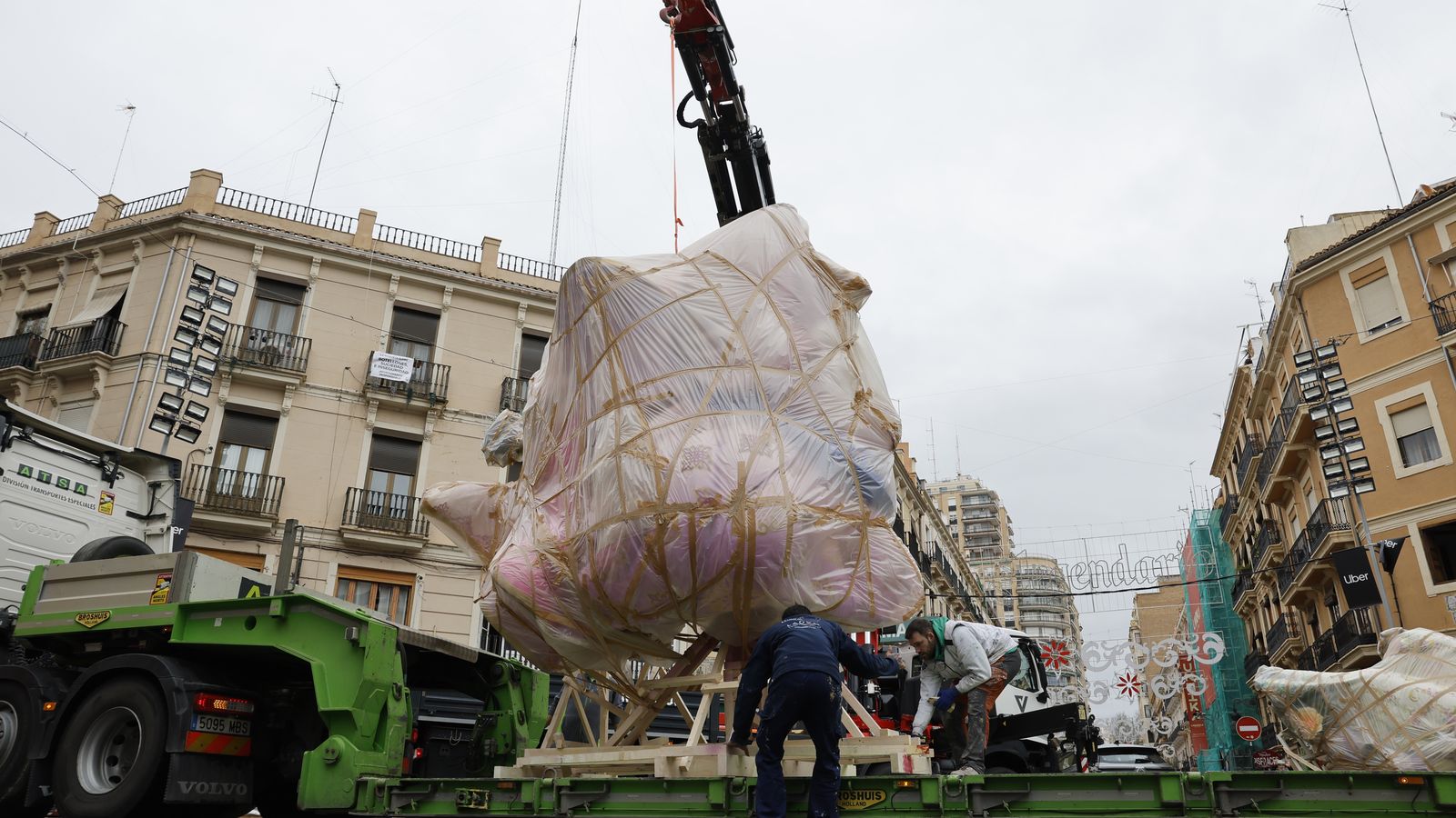 Operaris descarreguen parts d'un monument faller a València