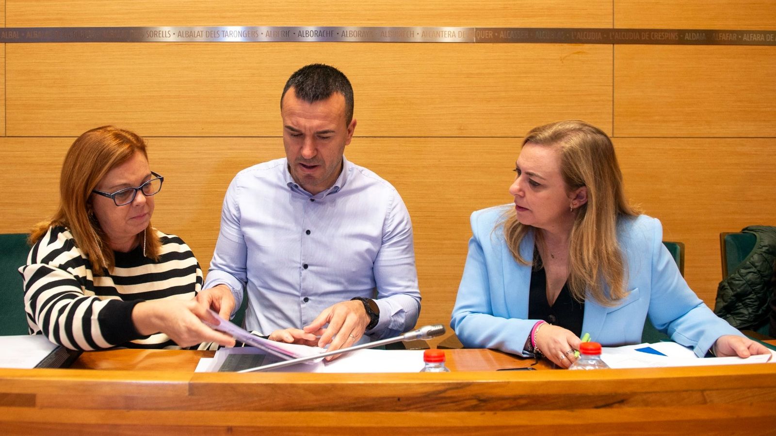 Natalia Enguix, a la dreta, conversa amb el president de la diputació, en una imatge d'arxiu