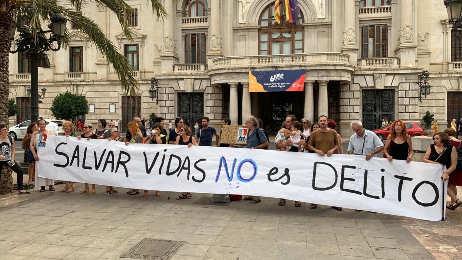 Concentració a València en suport de la capitana del Sea-Watch