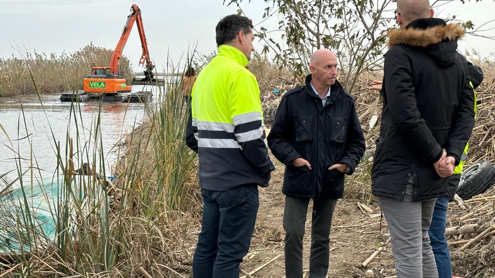 Les primeres màquines intervenien este dijous a l'Albufera per a extraure les restes que fa arrossegar fins al llac la riuada