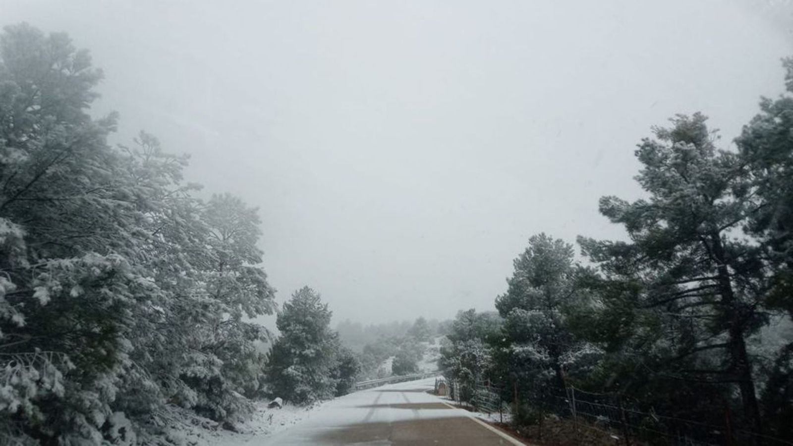 En la imatge, neu en una carretera d'Herbés