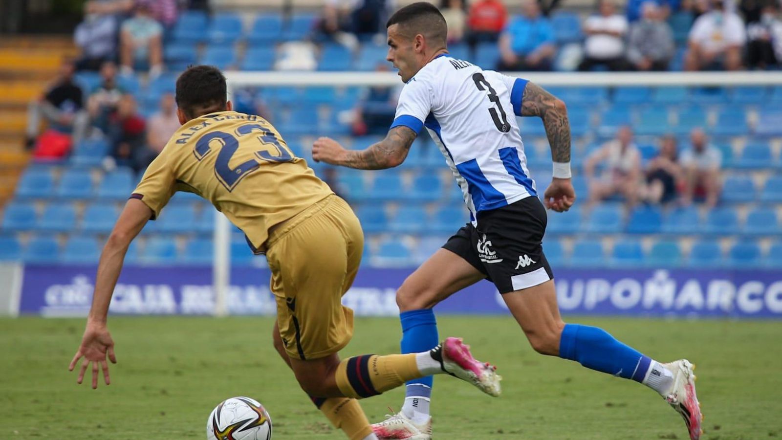 Álex Martínez (Hèrcules) condueix un baló davant la presió d'Álex Cerdá (Atlètic Llevant)
