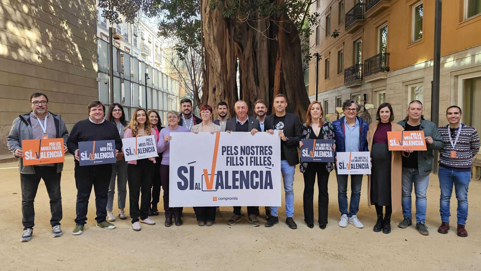 Representants de Compromís amb pancartes per a defensar el "sí al valencià"