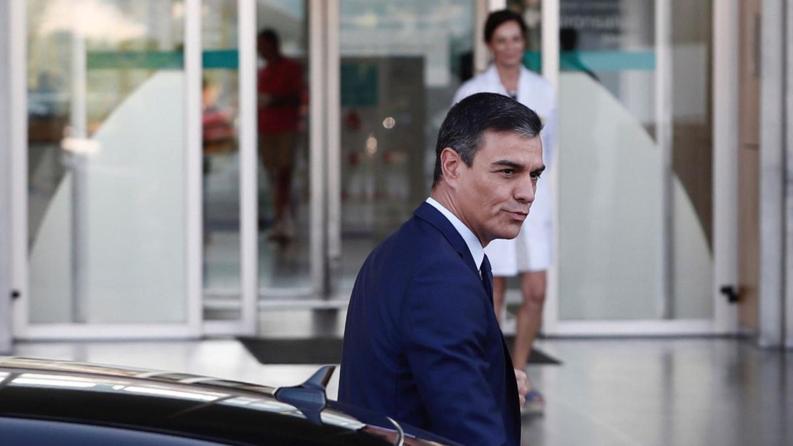 El president del Govern espanyol en funcions, Pedro Sánchez a l'entrada de la clínica