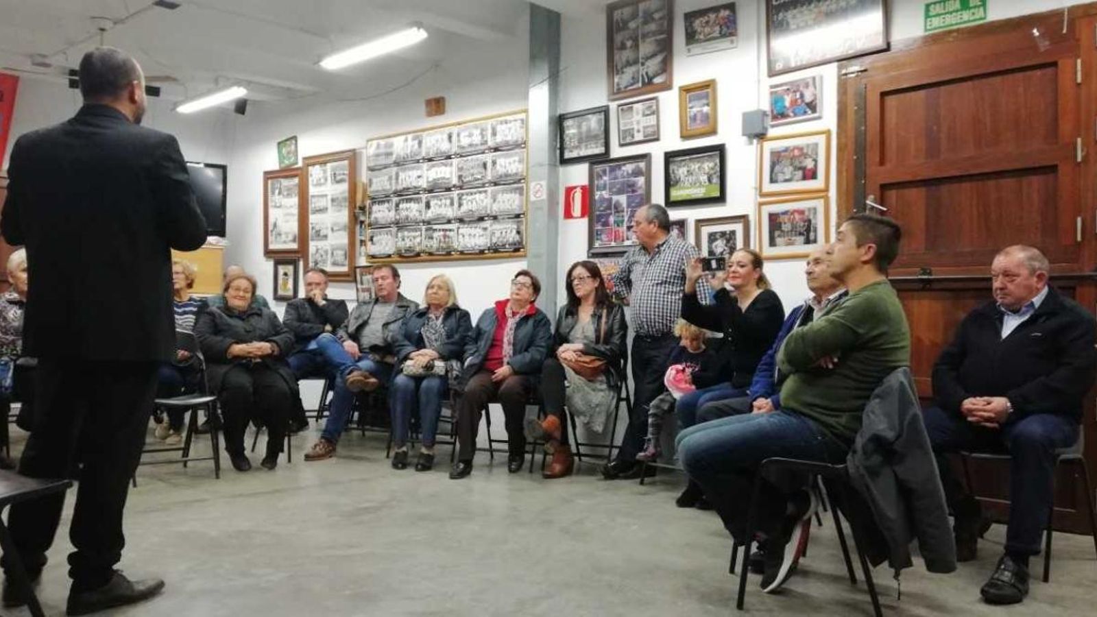 El veïnat de Pinedo, reunit aquest diumenge a la seu de l'alcaldia pedània.