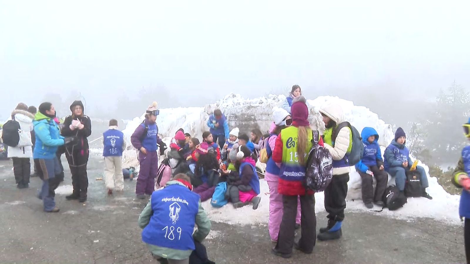 Un grup d'escolars afectats per la dana visita les pistes d'esquí de Javalambre i Valdelinares