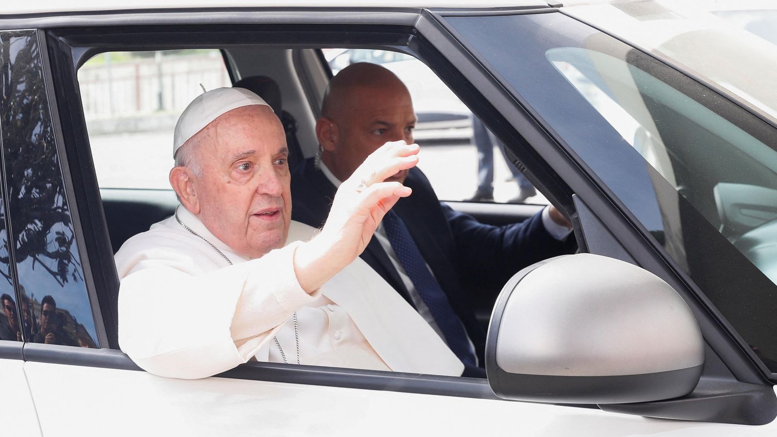 El papa Francesc a l'eixida de l'hospital