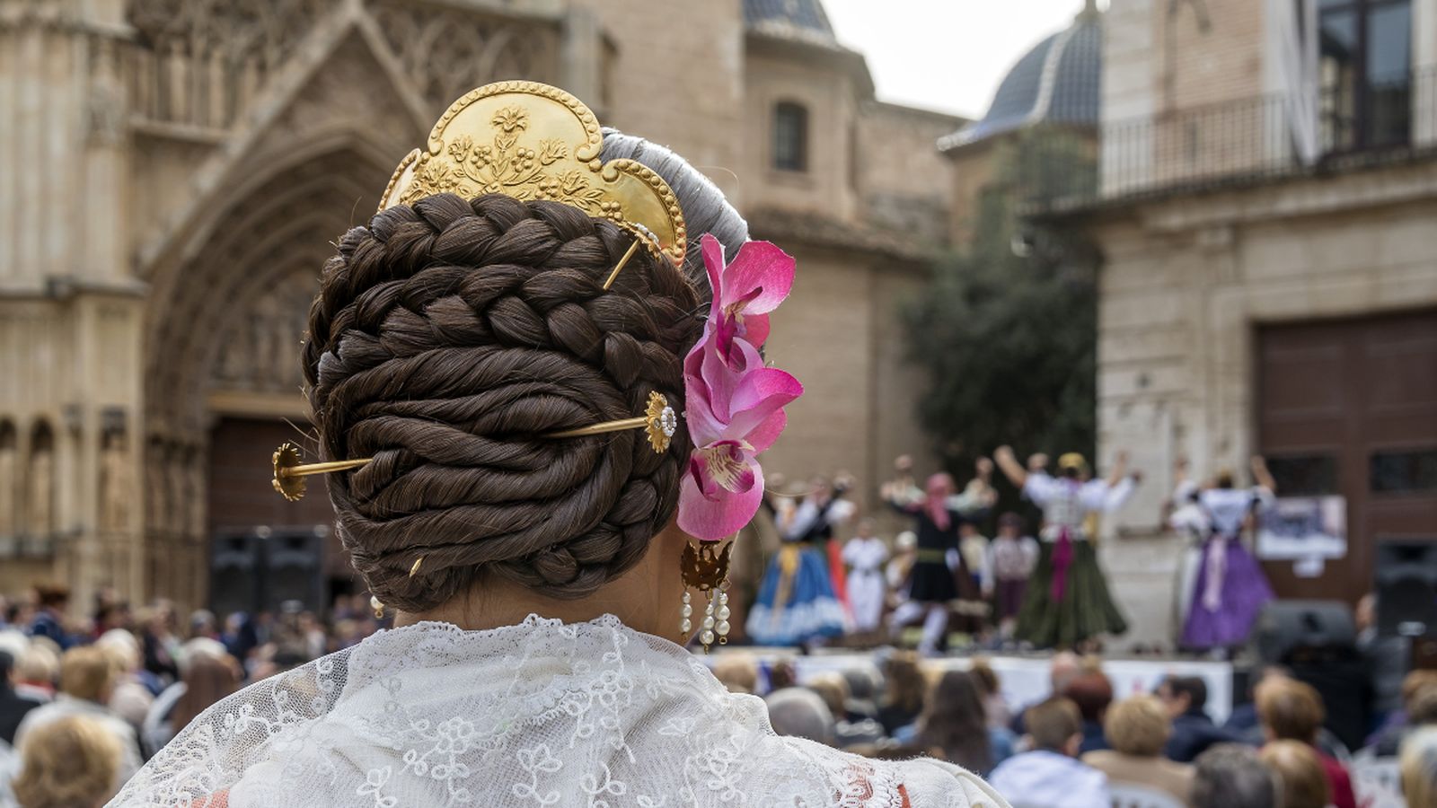 Una fallera en l'ofrena a València