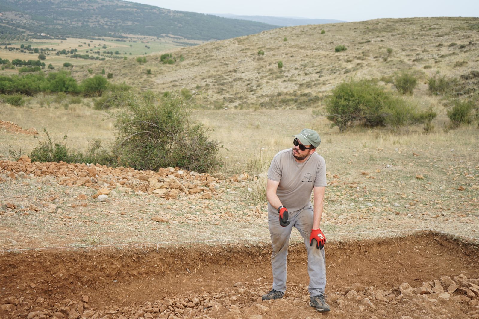 El director antropòleg d’ArqueoAntro, Javier Iglesias, durant la campanya