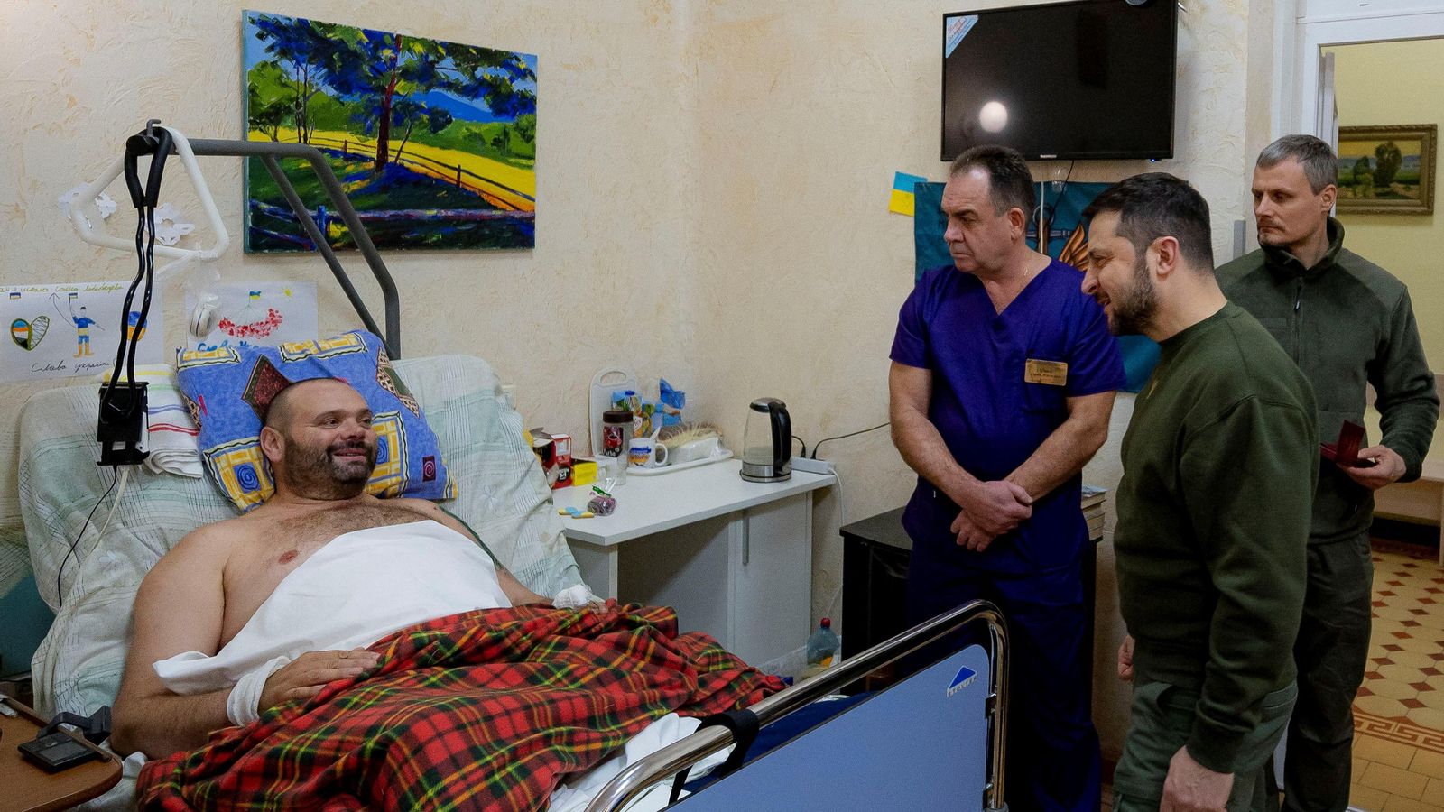 El president d'Ucraïna visita als militars ucraïnesos en un hospital en Kyiv