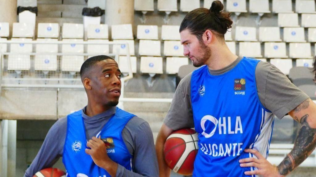 Zaid Hearst, a l'esquerra, en un entrenament de l'HLA Alacant Zaid Hearst, a l'esquerra, en un entrenament de l'HLA Alacant