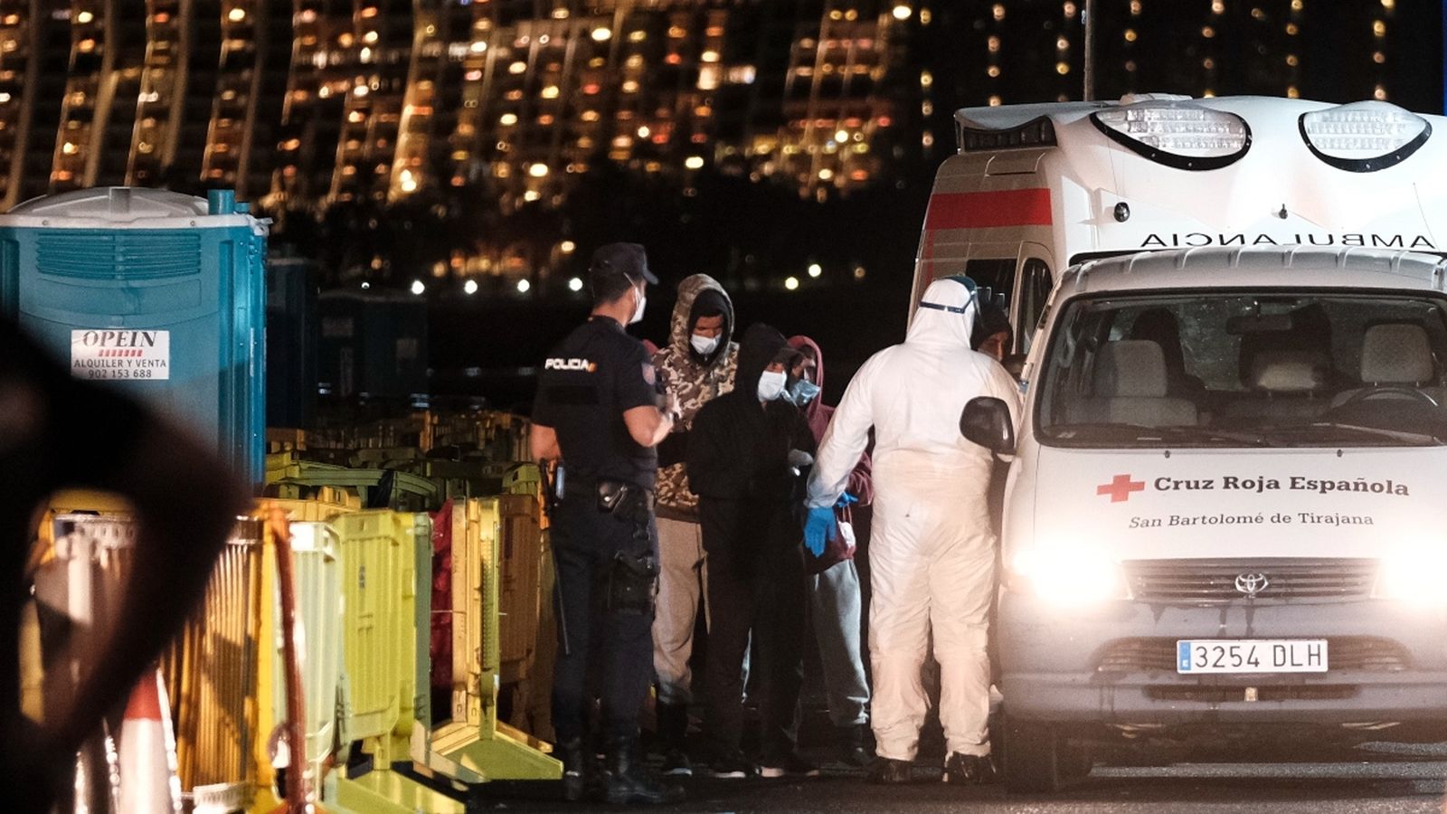 Trasllat dels últims 27 migrants que quedaven en el campament del moll d'Arguineguín (Gran Canària)