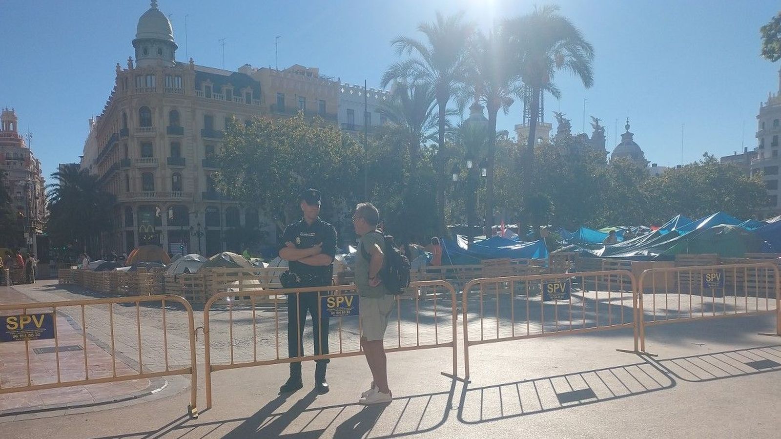 L'acampada, en un racó de la plaça de l'Ajuntament