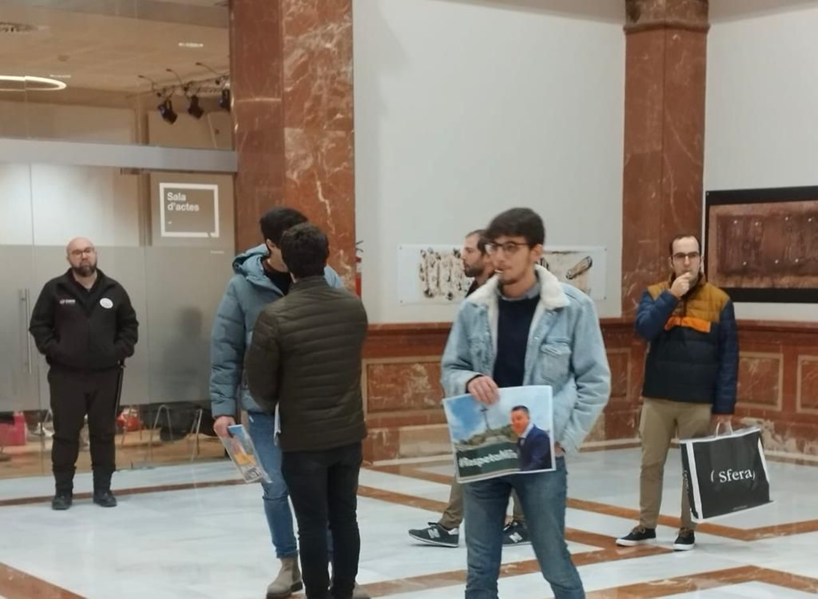 En imatge, algunes dels avalotadors al vestíbul del Menador, després d'haver eixit del saló d'actes on Mulet presentava el llibre