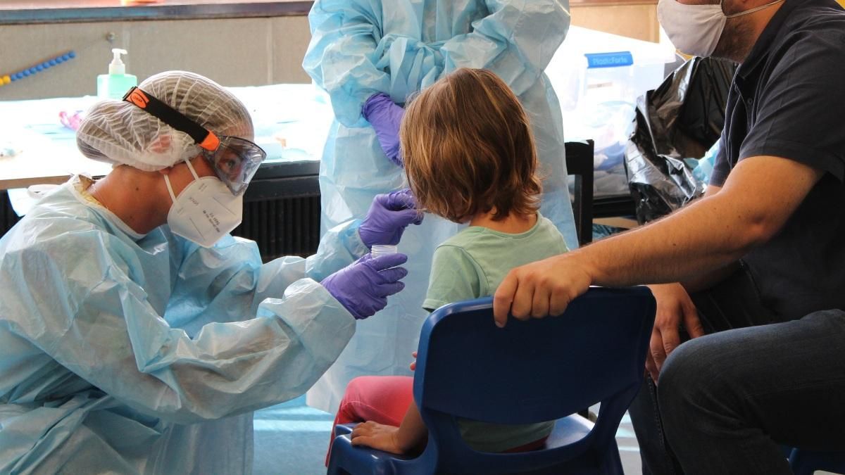 Un grup de sanitaris pren una mostra a un dels menors supervisats durant l'estudi Un grup de sanitaris pren una mostra a un dels menors supervisats durant l'estudi