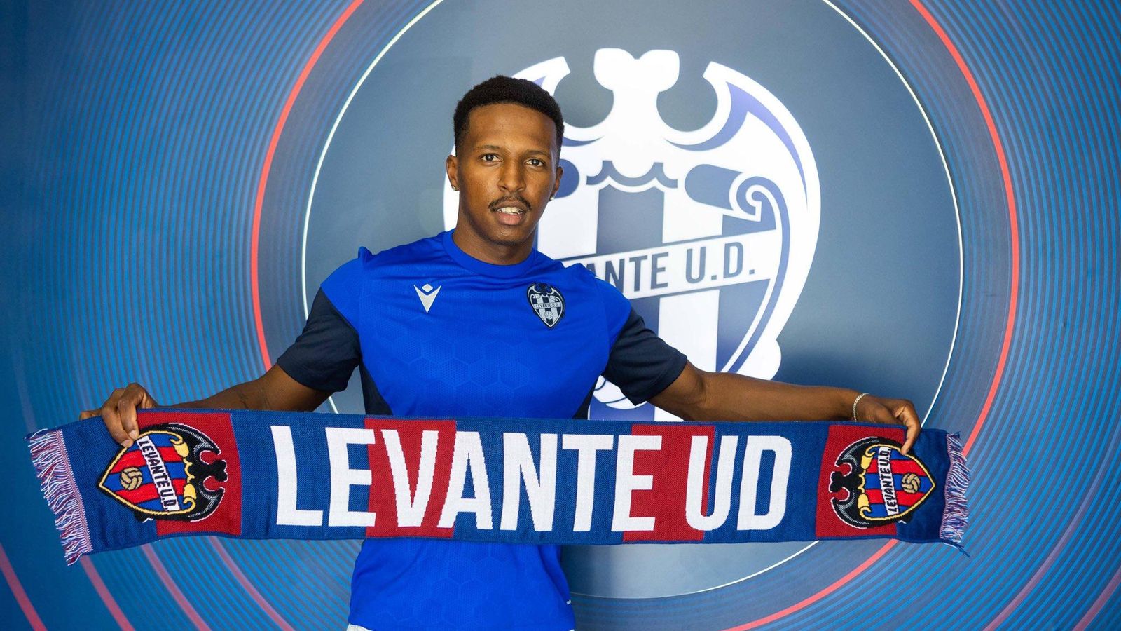 Peléh, amb la samarreta i la bufanda granota