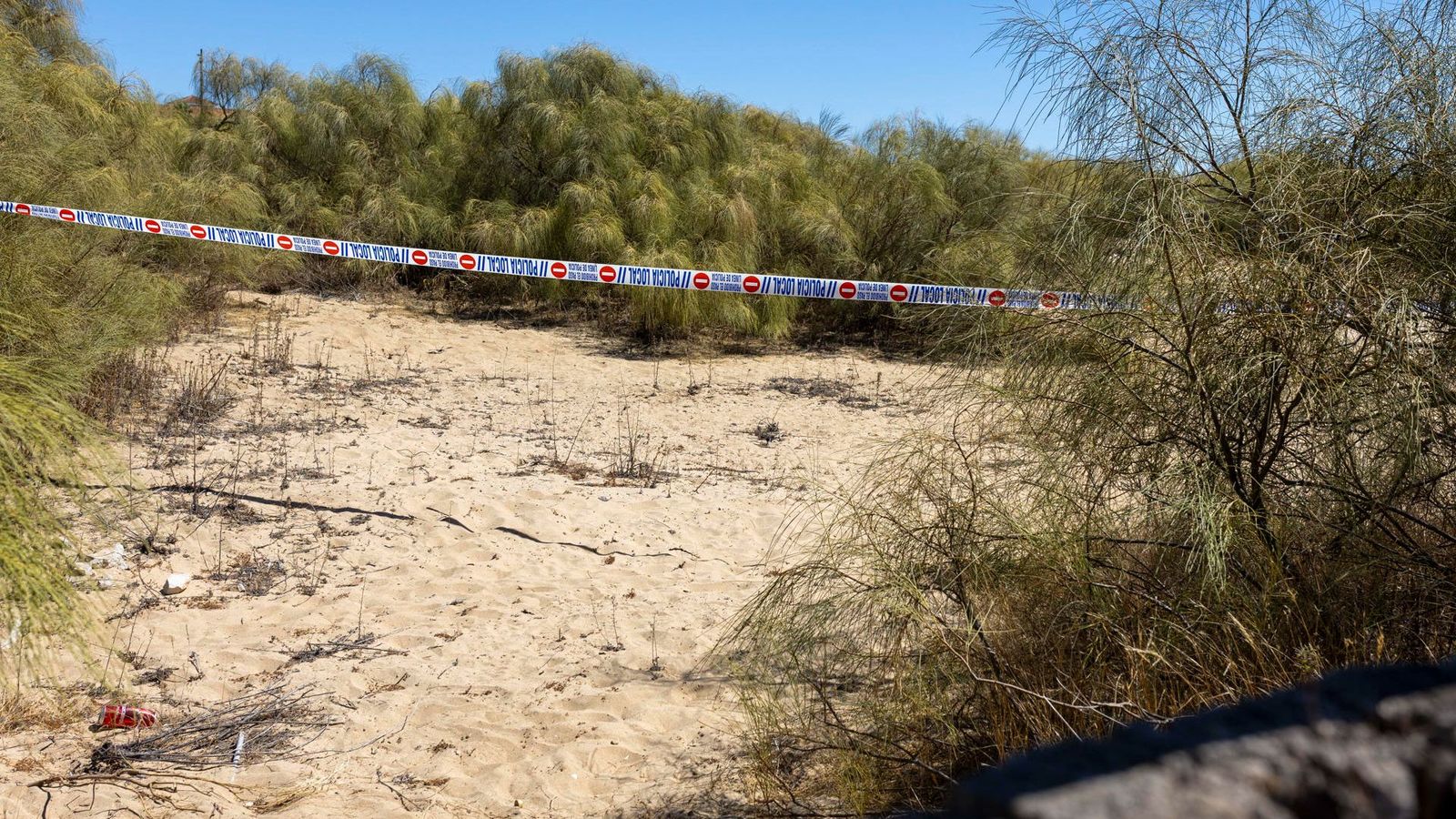 Una cinta policial impedix el pas en platja de Punta del Caimán, a la localitat d'Isla Cristina, on han trobat el cos sense vida de la víctima mortal