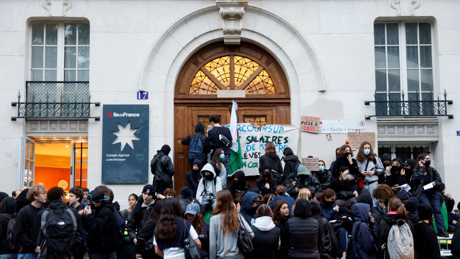 Un grup d'estudiants bloqueja l'entrada de l'institut Lycee Montaigne, aquest dimarts