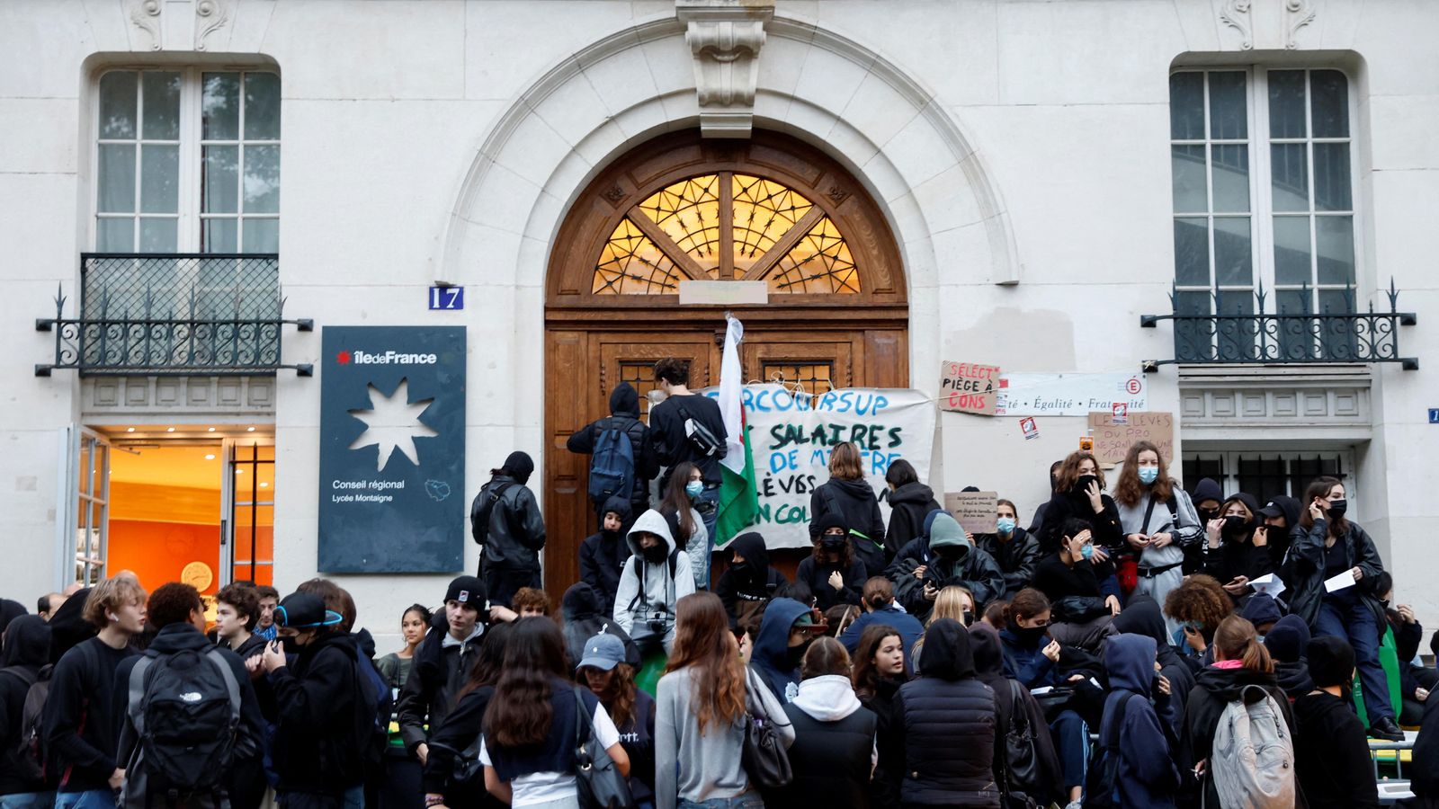 Un grup d'estudiants bloqueja l'entrada de l'institut Lycee Montaigne, a París, aquest dimarts Un grup d'estudiants bloqueja l'entrada de l'institut Lycee Montaigne, aquest dimarts