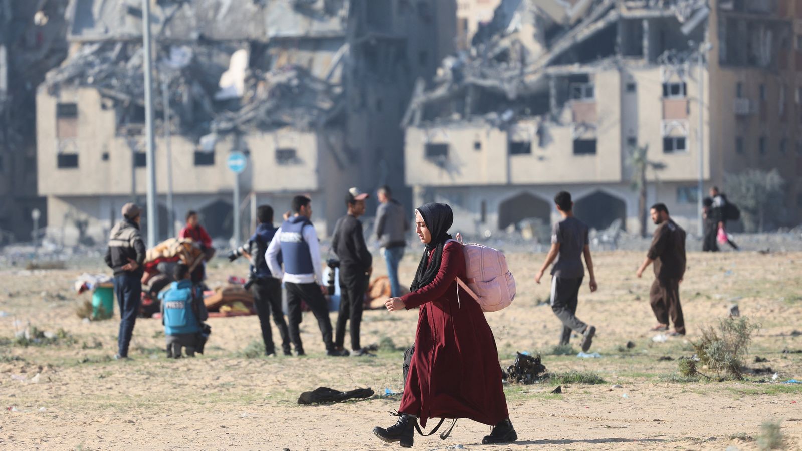 Palestins i palestines davant d'uns edificis bombardejat per Israel a la ciutat de Hamad, al sud de la Franja de Gaza