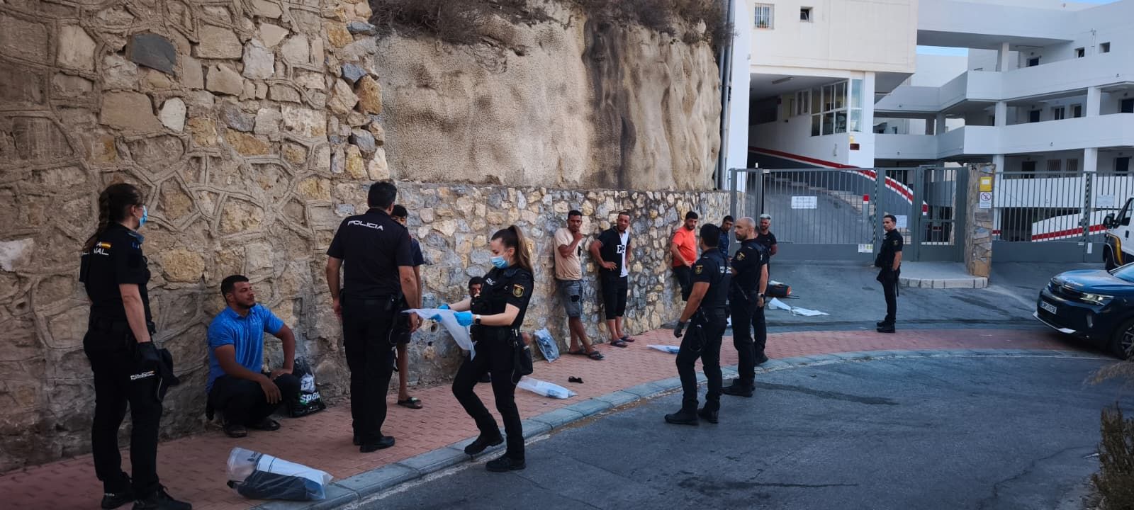 La Policia Nacional ha traslladat les deu persones a la comissaria de Benidorm