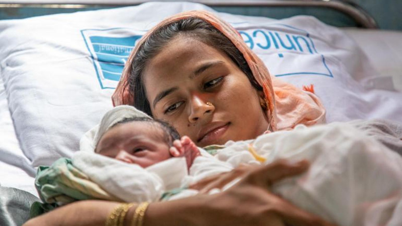 Una jove refugiada rohingya dona a llum en un centre d'atenció primària d'Unicef Una jove refugiada rohingya dona a llum en un centre d'atenció primària d'Unicef