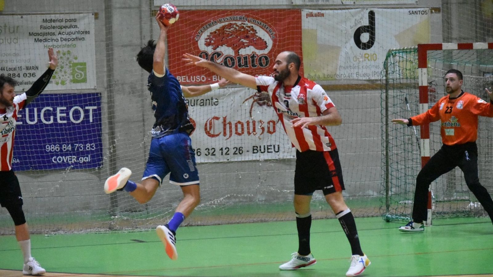 Alexandro Pozzer tracta d'evitar el gol d'un jugador del Cangas