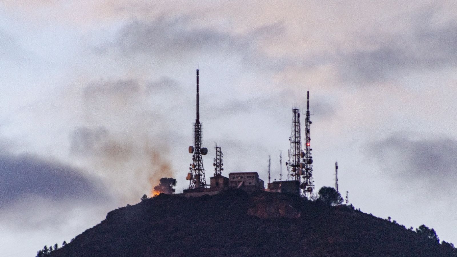 Imatge de l'incendi forestal que ha afectat la base del Bartolo