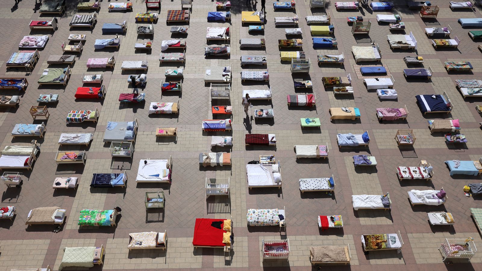 Exposició de 230 llits buits en homenatge als israelians segrestats per Hamàs